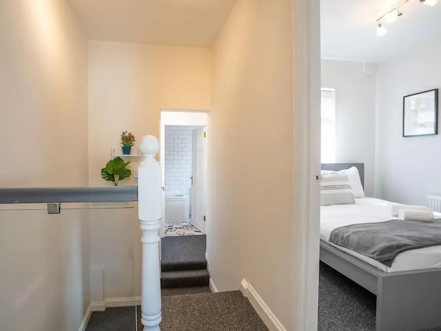 Cozy Townhouse, Walking Distance To Belfast City 度假居