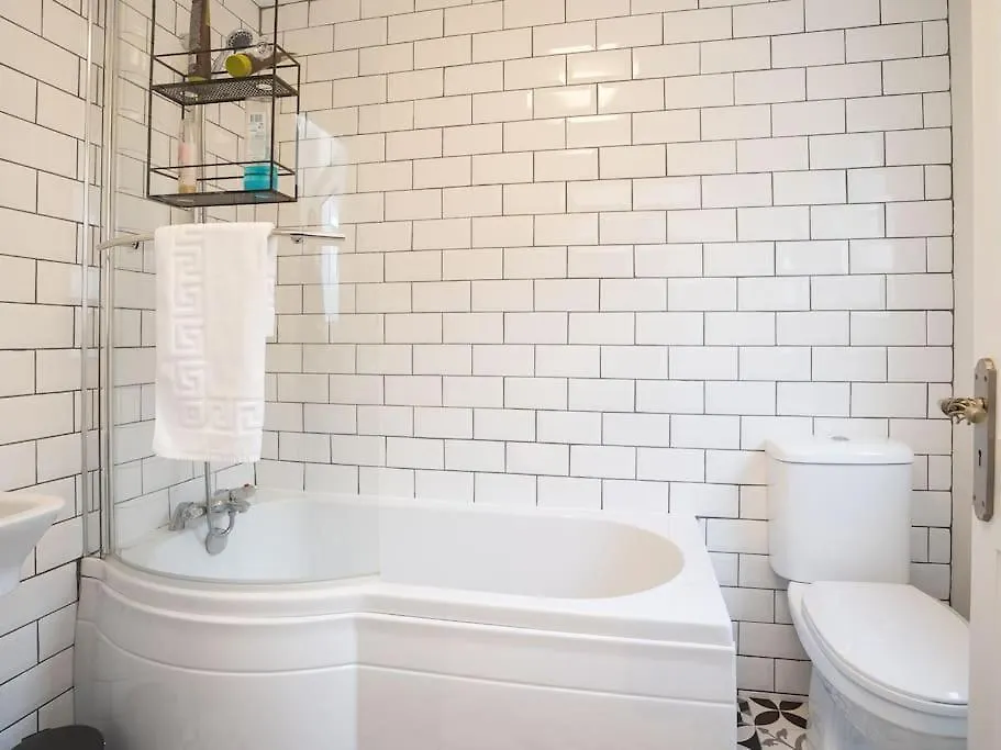Cozy Townhouse, Walking Distance To Belfast City 度假居