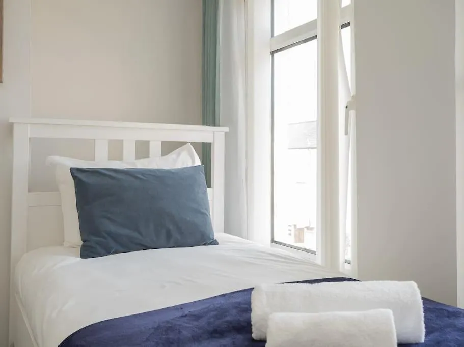 Cozy Townhouse, Walking Distance To Belfast City 度假居