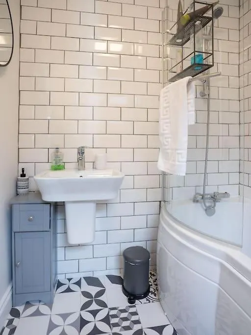 Cozy Townhouse, Walking Distance To Belfast City